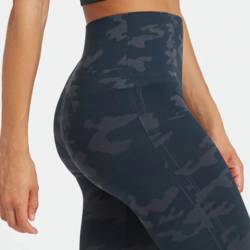 NEW SPANX Look at Me Now Seamless Cropped Leggings - Black Camo - Picture 2 of 9